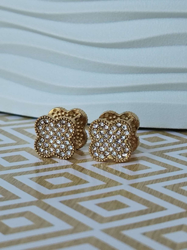 Сережки двосторонні в стилі «Конюшина», каміння та зелена емаль, золотисті