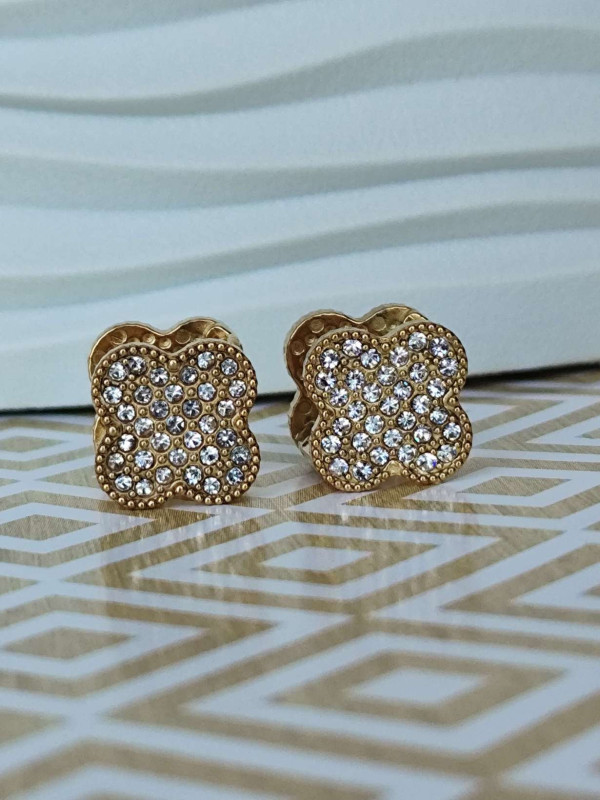 Сережки двосторонні в стилі «Конюшина», каміння та зелена емаль, золотисті