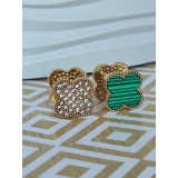 Сережки двосторонні в стилі «Конюшина», каміння та зелена емаль, золотисті