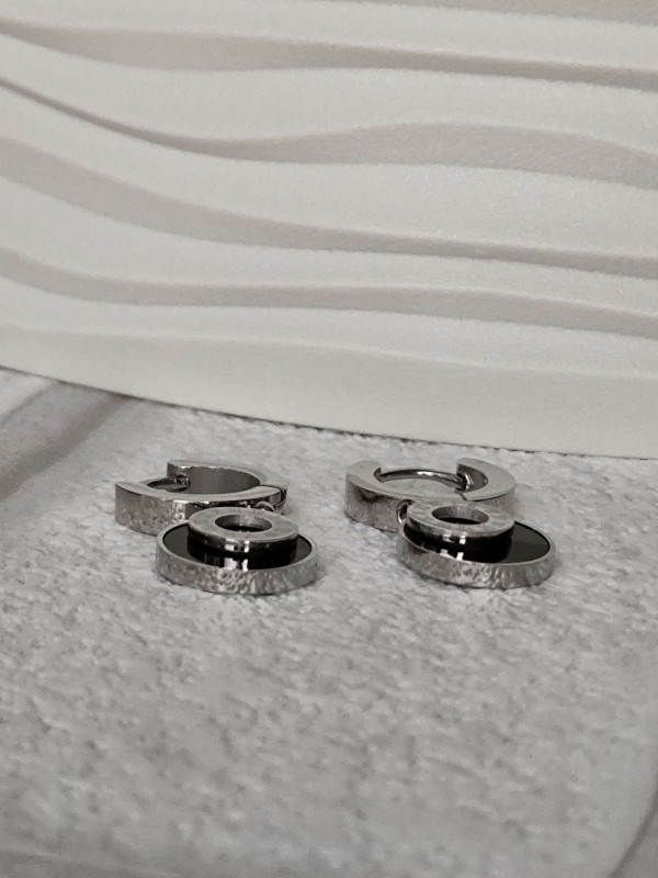 Сріблясті сережки-підвіски з нержавіючої сталі чорна емаль, покриття родій